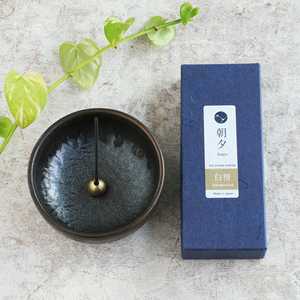 ชุดของขวัญธูปควันน้อย กลิ่นไม้จันทน์ พร้อมที่วางธูปแบบเซน - Product Image 1