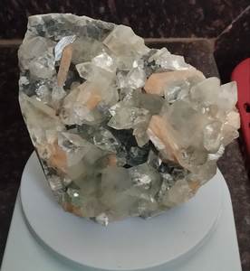 Apophylite blanche Shipy avec minéraux Steelbite provenant de l'Inde, géode JAlgao Maharashtra - Product Image 1