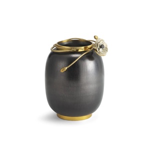Florero de metal bellamente hecho a mano con intrincado trabajo lateral de flores de metal para una decoración elegante del hogar o la oficina - Product Image 3