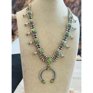 Collier et pendentif Squash Blossom en or Sonoran, turquoise et argent sterling de Thomas Francisco – Bijoux culturels de collection - Product Image 1