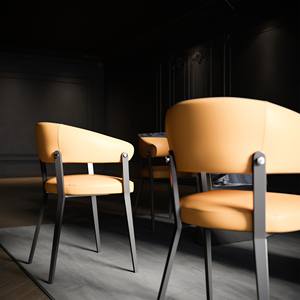 Chaise ergonomique traditionnelle orange et noire avec structure en aluminium et cuir synthétique pour le mobilier de salon - Product Image 4