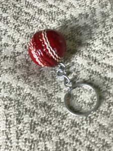 Llavero de bola roja de cricket de calidad superior disponible - Product Image 2