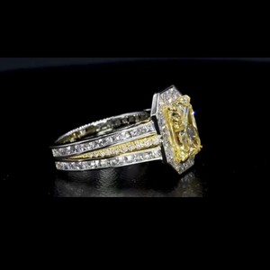 แหวนแต่งงานเพชรทรงรัศมีสีเหลืองสดใสแบบแฟนซี 5.0 กะรัต ผลิตในห้องปฏิบัติการ รับรองคุณภาพ วงแหวนสามแถวทรงแปดเหลี่ยม ทองคำขาว/ทองคำเหลือง 14K - Product Image 4