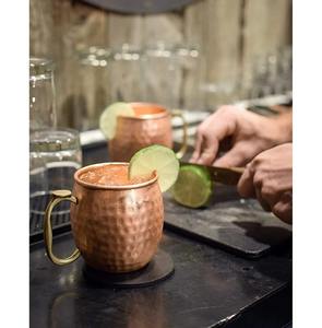 Taza de cobre martillado de acero inoxidable sólido hecha a mano, tazas de cerveza de café de Metal puro con mango de latón para fiestas, restaurantes, venta al por mayor - Product Image 4