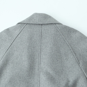 Gabardina larga de moda de color gris manga larga diseño vintage para mujer con cinturón - Product Image 6