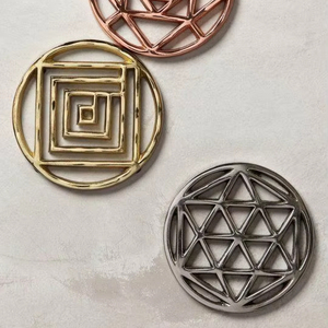 Vente à Chaud Ensemble de Sous-Verres Géométriques en Métal en Or Rose et Argent Ensemble de Dessous de Verre Artistique Unique Décor de Dessous de Verre de Table à vendre - Product Image 1