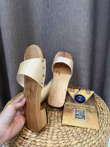 Sandales vietnamiennes traditionnelles en bois avec dessus en soie, style extérieur jetable pour femme, accessoire Ao Dai de Vietchoice - Product Image 3