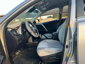 Toyota RAV4 2020 d'occasion, conduite à gauche, sièges en cuir, intérieur foncé, traction avant, régulateur de vitesse adaptatif, automatique, jantes R18, diesel, toit ouvrant panoramique - Product Image 4