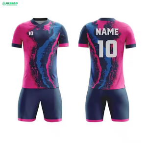 Ensemble de maillots de football pour hommes, design à rayures sublimées personnalisés OEM, 100% polyester, respirant, séchage rapide, vêtements de football écologiques pour équipe - Product Image 5