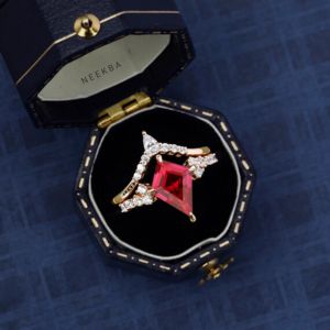 ชุดแหวนแต่งงานสีโรสโกลด์แข็ง10K ทำด้วยมืองานตามสั่ง-แหวนแต่งงานสไตล์อาร์ตเดคโคตัดทับทิมพร้อมแหวนแต่งงานเพชรโมอิสซอไนต์ - Product Image 4