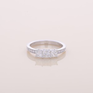 Anillo de compromiso de oro blanco, rosa y amarillo de 18 quilates con tres diamantes de corte princesa de 3.44 quilates cultivados en laboratorio. - Product Image 1