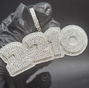 Colgante Personalizado con Número y Diamante Moissanite VVS, Estilo Hip Hop, Plateado en Plata de Ley 925, Lujoso y Brillante - Product Image 2
