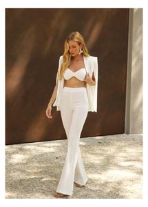 Conjunto Elegante de Tres Piezas para Mujer: Blazer Tipo Capa Blanco, Top y Pantalones Acampanados - Product Image 3