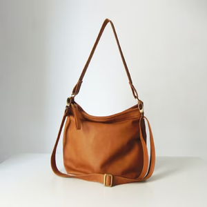 Sac à bandoulière en cuir marron de style rétro avec un rabat incurvé et une grande boucle, un accessoire intemporel et polyvalent, en vente en gros - Product Image 6