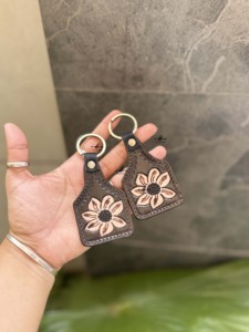 Meilleure vente porte-clés en cuir usiné sculpté à la main porte-clés en cuir de forme exotique mignon accessoires en cuir usiné porte-clés - Product Image 5