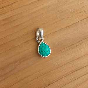 Collar con colgante de lágrima turquesa de plata de ley, regalo de joyería de piedras preciosas pequeñas para mujer, diseño hecho a mano - Product Image 3