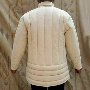 Recreación histórica Medieval Gambeson abrigo grueso acolchado cómodo diseño duradero invierno talla XL chaquetas de hombre al por mayor - Product Image 2
