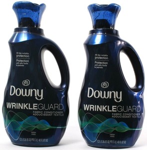 Adoucissant concentré Downy WrinkleGuard pour des vêtements doux et frais - Product Image 1