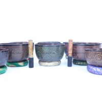 Cuenco Cantador de Aluminio Antiguo Personalizado para Terapia de Sonido y Meditación, Artesanía Metálica Grabada a Mano, Herramienta de Sanación ZNC India