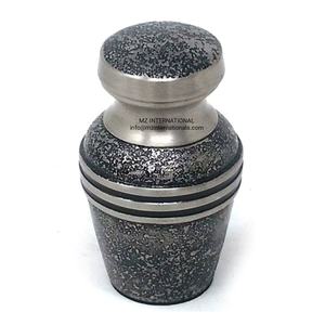 Belles urnes souvenirs en laiton classiques stipes pour cendres humaines - Product Image 1