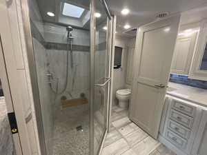 ผู้จำหน่ายรถบ้านมือสองปี 2024 รุ่น FLEET WOOD Discovery Lxe 44S Class A RV Camper Trailer สำหรับขาย - Product Image 4