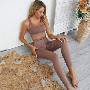 Elegante conjunto de yoga para mujer con patrón sólido superior y mallas de tiro alto para entrenamiento físico conjunto de yoga con logotipo frontal - Product Image 2