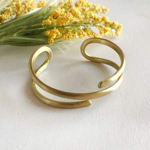 กำไลข้อมือทองเหลืองดีไซน์หรูหรา ชุบทอง ทนทาน ทันสมัย เหมาะสำหรับผู้หญิง เครื่องประดับหรูหราสำหรับงานแต่งงาน - Product Image 2