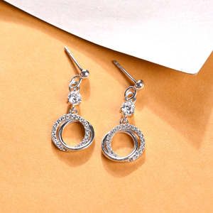 Pendientes Colgantes Circulares Plateados con Circonitas y Perlas, Geométricos y Bañados en Oro, Ideales para Bodas, Fiestas y Regalos - Product Image 2