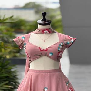 Conjunto de Lehenga VASTRA COTTAGE de Georgette Pura Pintada a Mano con Blusa Acolchada con Pedrería y Dupatta a Juego Pintada a Mano - Product Image 2