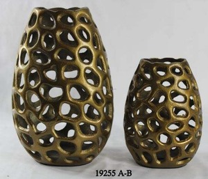 Élégant pot de fleurs décoratif en métal pour le style moderne de la maison et l'affichage de jardin extérieur Design artistique intemporel - Product Image 2
