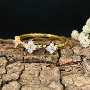 Bague de luxe pour femme en or massif 14 carats avec quatre diamants naturels sertis à griffes, design chrétien - Product Image 4