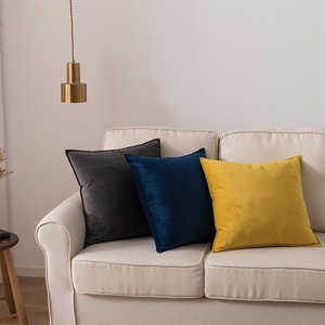 Juego de 3 Almohadas Decorativas de Terciopelo de Lujo Fancy Stacy, Tamaños 18"x18" y 20"x20", 3 Colores Combinados - Product Image 4