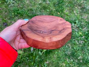 Vente en gros de cendrier à cigares en bois massif de noyer à rainure domestique anti-chute facile à nettoyer cendrier avec logo gravé personnalisé - Product Image 3