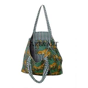 Sac fourre-tout matelassé en coton imprimé floral jungle bohème pour femme, par un designer indien, idéal pour les vacances d'hiver et d'été - Product Image 4