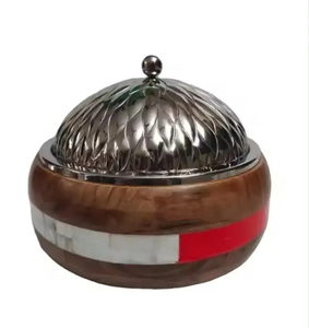 Casserole moderne en métal faite à la main avec un design en bois vert Chauffe-plats de forme ronde avec revêtement noir pour servir une marmite élégante - Product Image 3