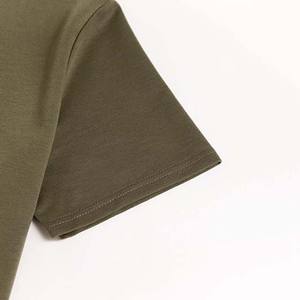 ชุดลำลองฤดูร้อนล่าสุดสำหรับผู้ชาย เสื้อยืดและกางเกงขาสั้นเอวยางยืด สีพื้นและลายพิมพ์ เสื้อผ้าผู้ชาย ชุดคู่สำหรับผู้ชาย - Product Image 4