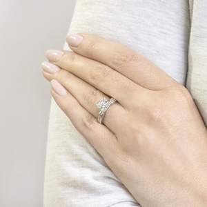 Anillo de Compromiso de Moissanita con Corte Princesa y Engaste de Canal para Mujer, Estilo Lindo en Plata 925 y Oro Rosa - Product Image 4