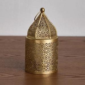 โคมไฟโลหะเคลือบทองหรูหรา ดีไซน์ลายดอกไม้ฉลุอย่างประณีต พร้อมหูจับแข็งแรง ให้แสงเทียนอบอุ่น สำหรับตกแต่งบ้านอย่างมีระดับ - Product Image 2