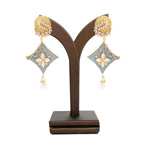 Boucles d'oreilles pendantes modernes et élégantes plaquées or AD Bijoux de mode en laiton de luxe Exportation personnalisée pour les occasions de mariage à la mode - Product Image 1