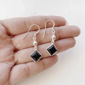 Boucles d'oreilles en argent sterling 925 Onyx Gemstone Bezel pour filles Bijoux minimalistes en onyx et perles - Product Image 4