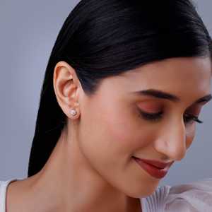 Delicados Pendientes de Pétalos de Margarita Dorados Adornados con Finos Diamantes, Perfectos para Regalos y Celebraciones Especiales - Product Image 2