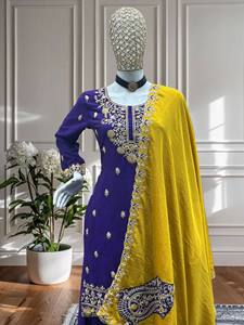 LANCEMENT DU NOUVEAU FESTIVE WEAR KURTI PLAZZO AVEC DUPATTA TISSU EN MOUSSETTE AVEC DES TRAVAUX DE CODAGE DE SÉQUENCE BRODÉS - Product Image 4
