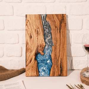 Planche à fromage artisanale en bois et résine au design naturel moderne, idéale pour servir et recevoir avec élégance sur la table de cuisine. - Product Image 6