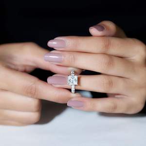 Bague de fiançailles solitaire en moissanite coupe princesse avec pierres latérales, or blanc 18 carats - Product Image 1