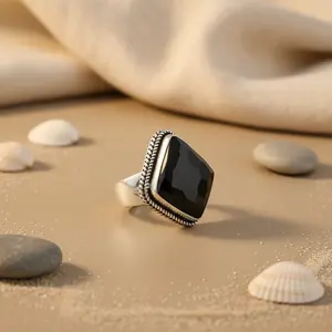 แหวนเงินแท้ 925 สไตล์วินเทจสำหรับผู้หญิง ประดับพลอยออนิกซ์  ขนาดฟรีไซส์  เครื่องประดับโดดเด่น  ของขวัญ  แหวนพลอยรูปทรงมือ  วัสดุทองเหลือง - Product Image 1