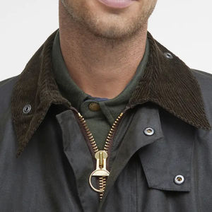 Chaqueta ecológica impermeable encerada con logotipo frontal y cuello con capucha de estilo callejero de lona pesada de nailon 100% personalizada para hombre - Product Image 4