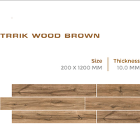 Planches de carrelage en porcelaine effet bois en 200x1200mm dans le modèle « Verrita Wood » avec finition bois par Novac Ceramic India pour les sols de villa