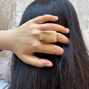 Anillo de cuerno de búfalo con acabado pulido liso, diseño natural y duradero, perfecto para un uso elegante, único y ecológico. - Product Image 3