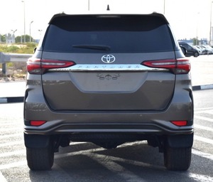 Toyota Fortuner SUV d'occasion à vendre, modèle Hilux, RAV4, Wish, options diesel et essence, boîte manuelle et automatique, turbo, transmission intégrale, jantes R15 foncées - Product Image 2