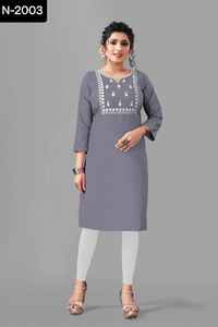 Las últimas mujeres usan colecciones de Kurtis Bland de algodón informal y de uso diario de lujo con ropa india de bajo precio y Sari de boda - Product Image 5